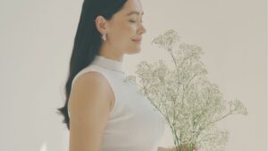 感情を受け入れている女性