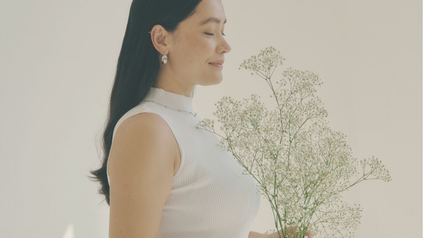 感情を受け入れている女性