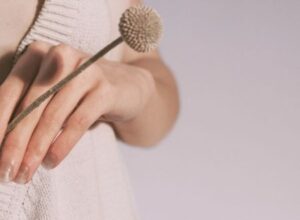 静かな部屋で自分の内側に意識を向けている女性のイメージ