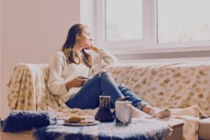 動きたいのに動けないときの重さを感じている女性のイメージ