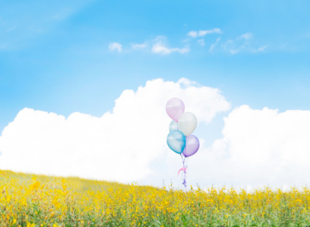 青空を見上げて安堵する女性の穏やかな時間（内側の幸せ）