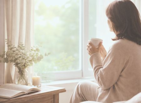 周りに迷惑をかけないように生きてきた女性が静かな部屋で一息ついている落ち着いた空間