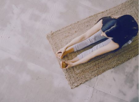 思考の中にいるときの身体の緊張と、呼吸に意識を向けて今ここに戻るイメージ