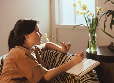 忙しいのに満たされないと感じる女性が一人で静かに座っている様子